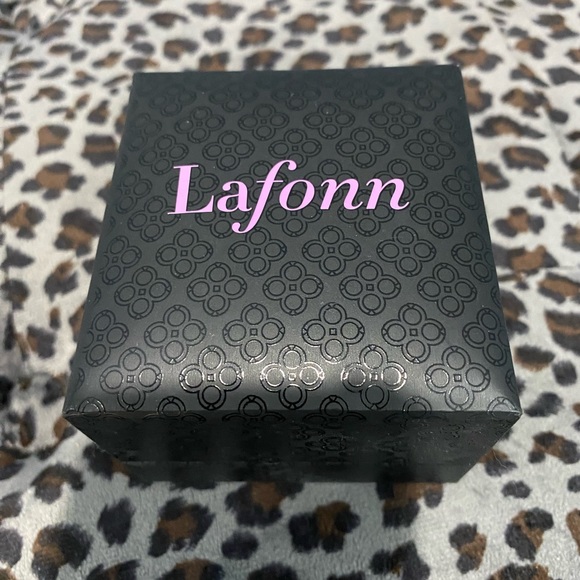 Beautiful sterling silver bonded with platinum, simulated diamond cross necklace - Picture 2 of 3